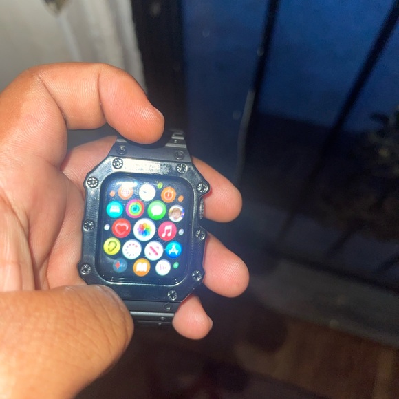 I’m selling my Apple Watch Series 5 40mm with a case I bought for it